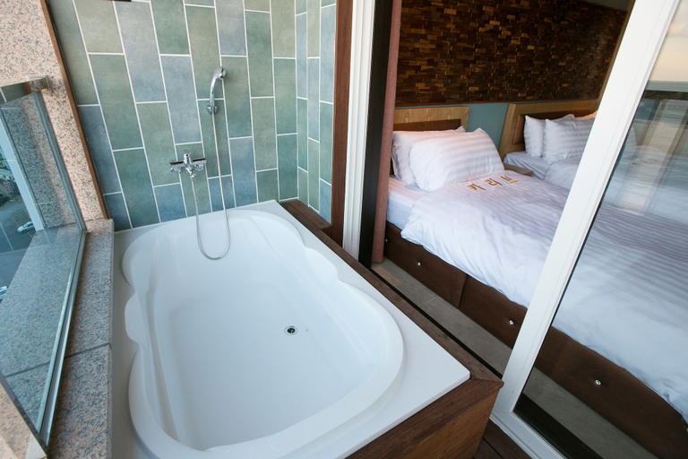 Bathroom 4, SongJeong OLLA Hotel, Haeundae