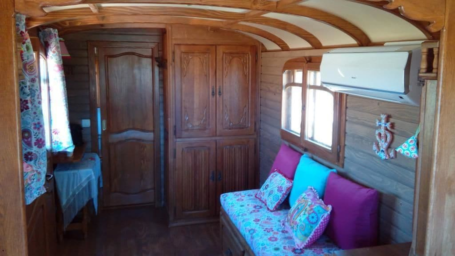 Bedroom 4, Roulotte La Nanouche, Gard