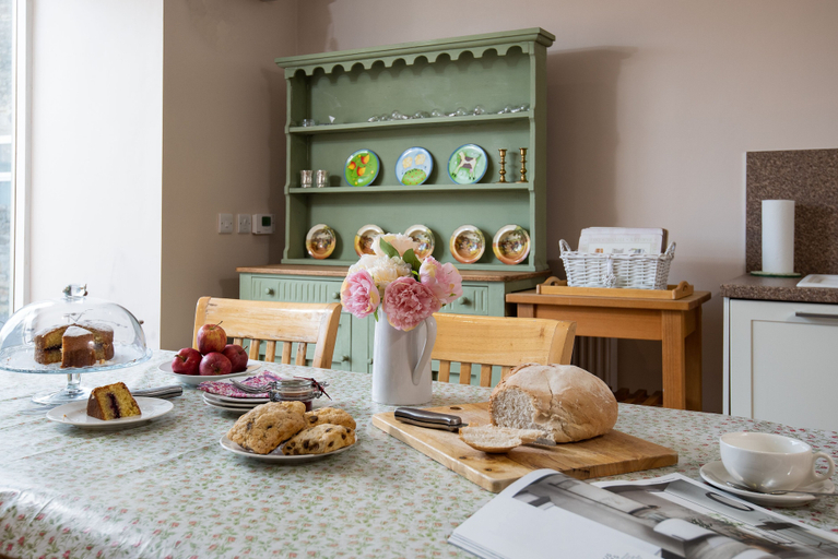 Food & Drinks 5, Riding Farm Cottages, Gateshead