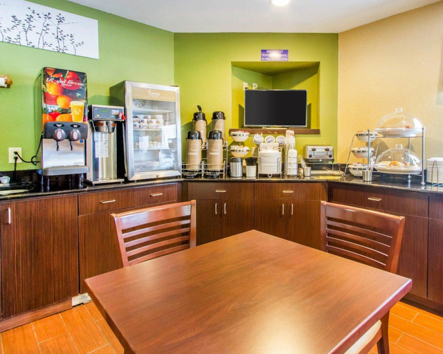 Food & Drinks 5, Econo Lodge Amarillo East, Potter