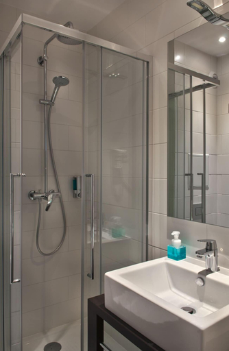Bathroom 5, Hotel Les Terres Blanches, Yvelines