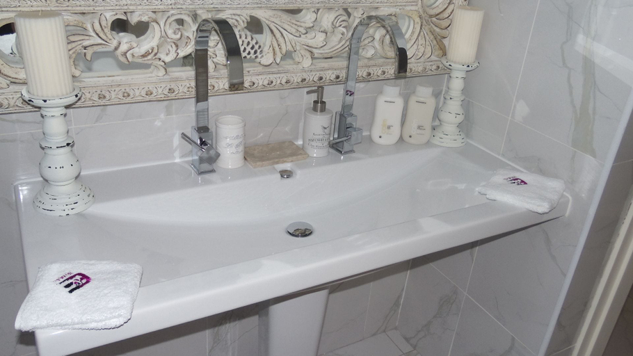Bathroom 4, Elegant and Exclusive Boutique Guesthouse, Gaborone