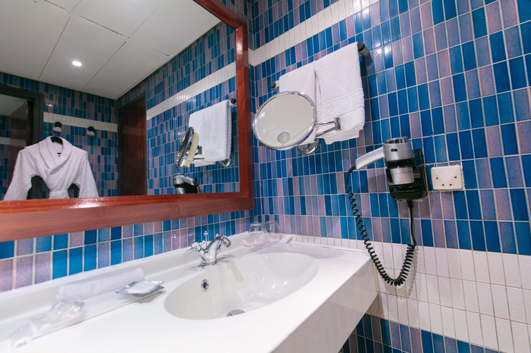 Bathroom 4, Douala Rabingha Hotel, Wouri