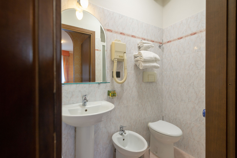 Bathroom 5, Hotel Boccaccio, Florence