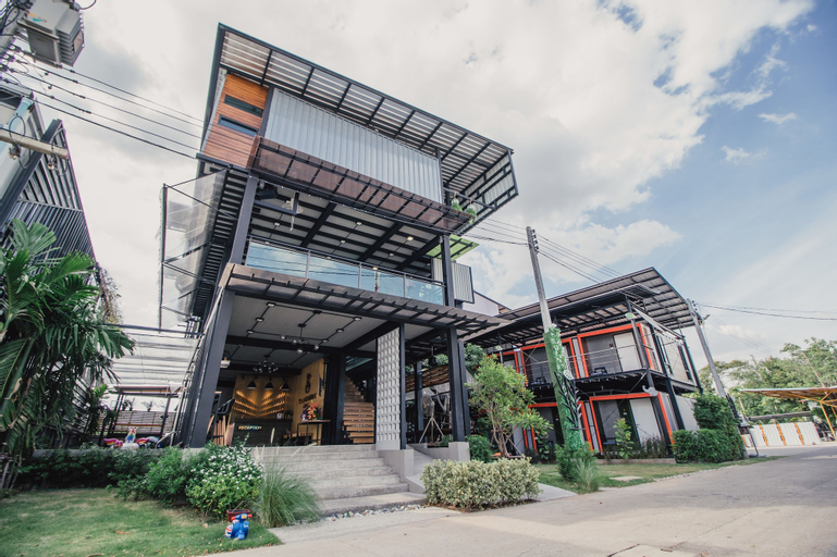 Exterior & Views