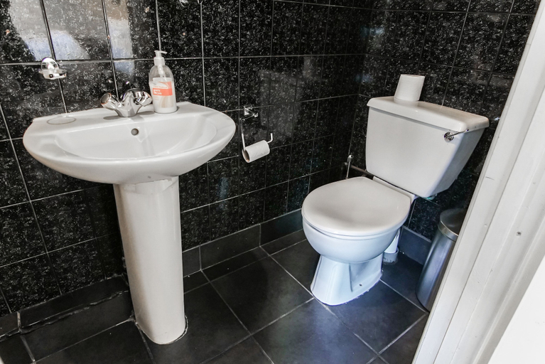 Bathroom 4, Tony's House Hotel, London