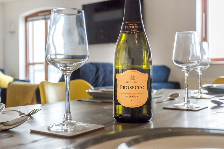 Food & Drinks 5, Marina View - 3 Bedroom - Milford Haven, Pembrokeshire