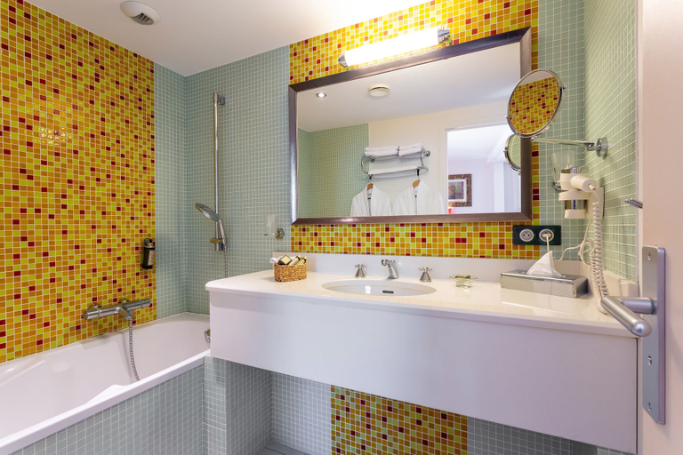 Bathroom 4, Hotel Restaurant Famille Bourgeois, Cher