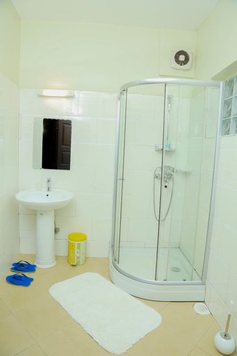 Bathroom 3, Hotel 7 Seasons, Entebbe