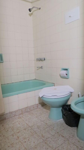 Bathroom 5, Hotel Victoria, Pinamar