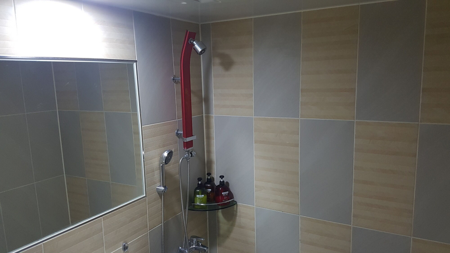Bathroom 4, Twelve Motel, Chilgok