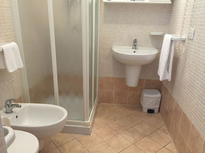 Bathroom 4, Hotel Rubens, Rimini