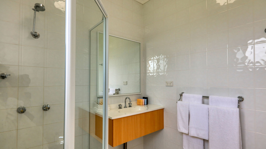 Bathroom 4, Country Gardens Motor Inn, Cowra