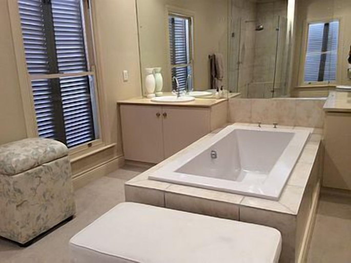 Bathroom 5, Arum Hill Lodge, Umgungundlovu