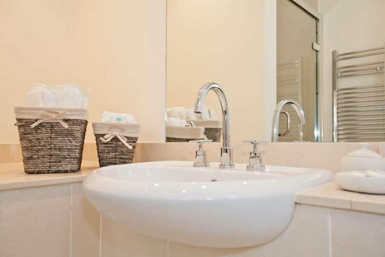 Bathroom 4, LBS Victoria, London