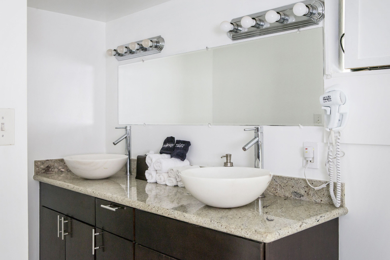 Bathroom 3, Magazine Mansion, Orleans