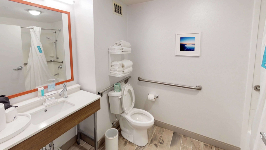 Bathroom 5, Hampton Inn St. Simons Island, Glynn