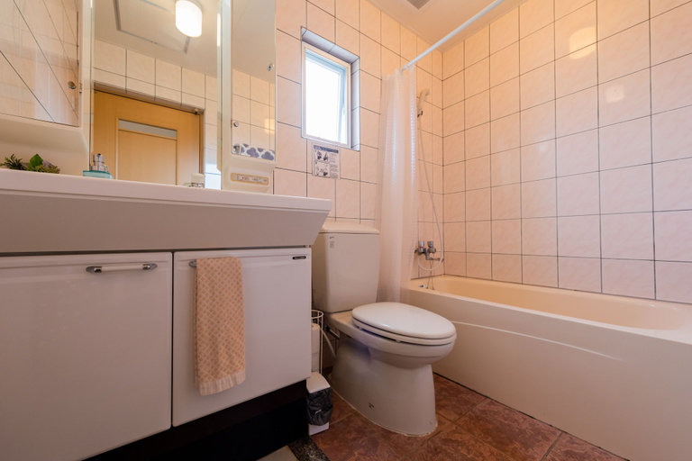 Bathroom 4, Anelani House, Onna