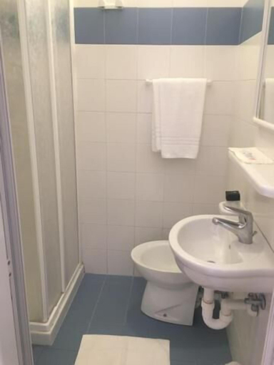Bathroom 4, Hotel Myriam, Udine