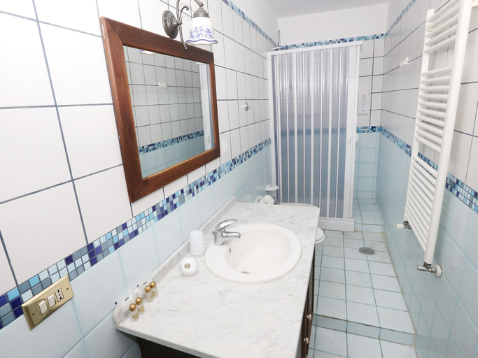 Bathroom 5, B&B Santa Lucia 50, Napoli