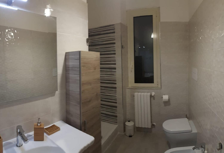 Bathroom 4, Edelweiss B&B, Salerno