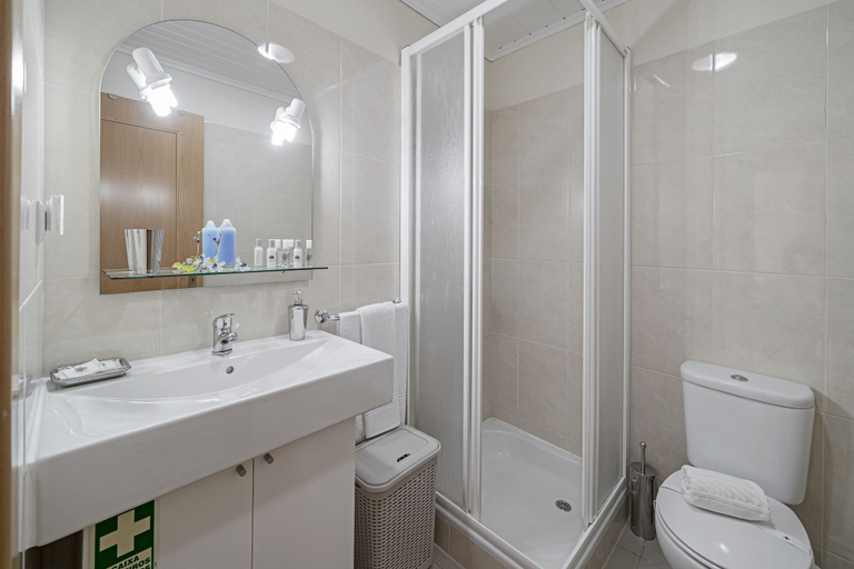 Bathroom 3, Apartamentos Taberna, Funchal