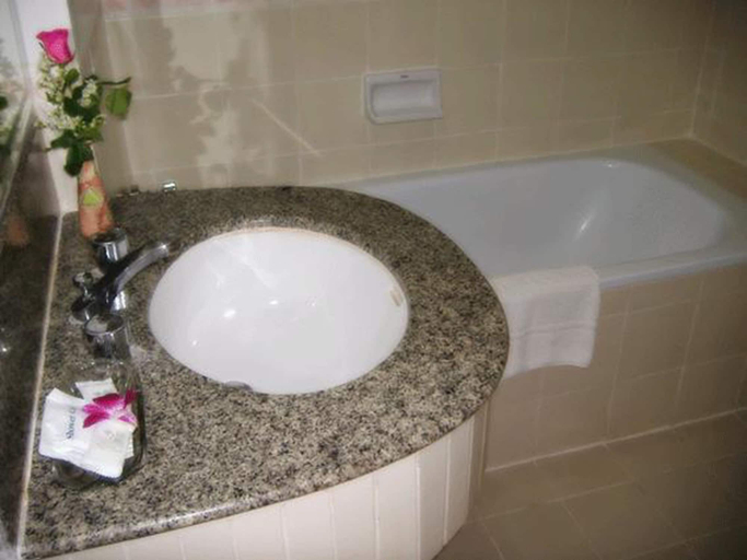 Bathroom 3, The Airport Hotel, Muang Nakhon Ratchasima