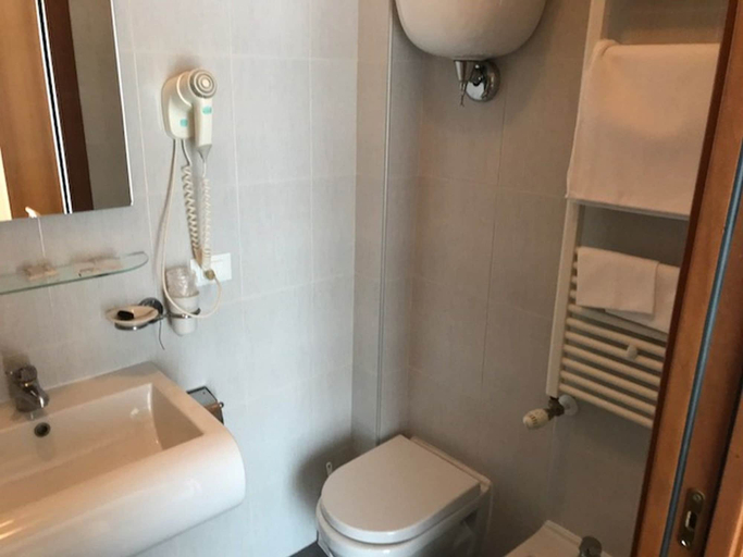 Bathroom 4, Perugina, Siena