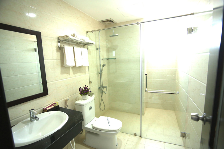 Bathroom 5, Huong Son Hotel, Da Nang