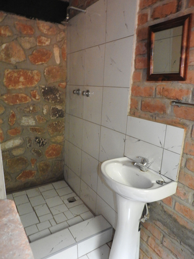 Bathroom 4, Madrugada Magic, Mutare