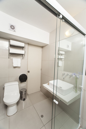 Bathroom 3, El Angolo Lima, Lima