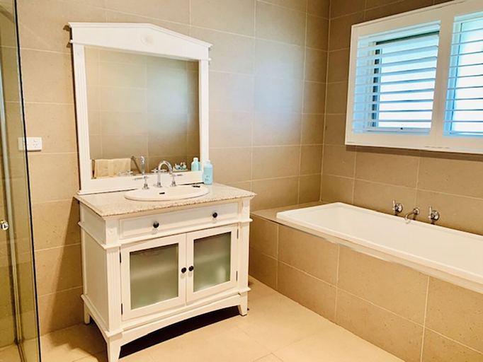 Bathroom 4, Grand Gippsland Home Sleeps Up To 28, Baw Baw - Pt A