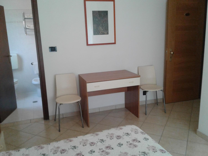 Bedroom 3, Albergo Moderna, Parma