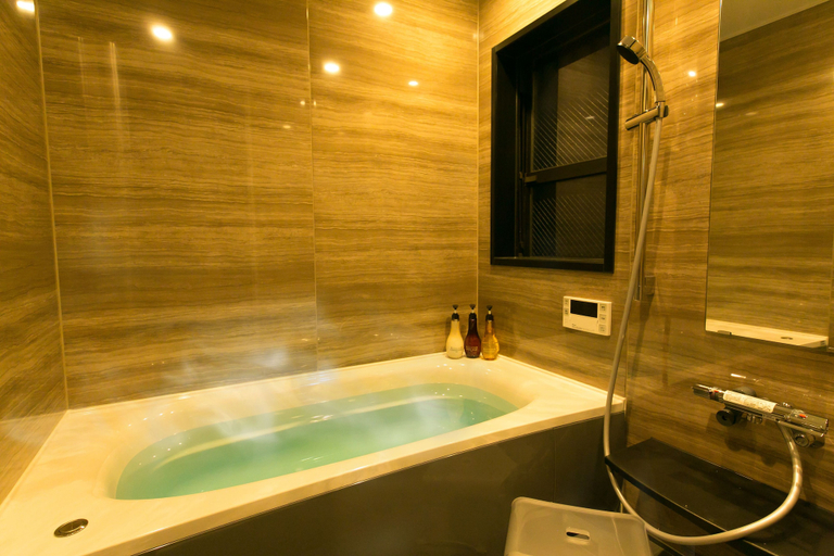 Bathroom, Hosta Gojo-Karasuma Ei, Kyoto
