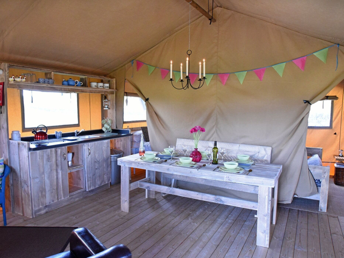 Food & Drinks, Carr's Hill Luxury Safari Tents, Falkirk