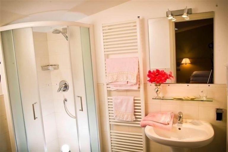 Bathroom 4, Hotel Main Street, Rimini