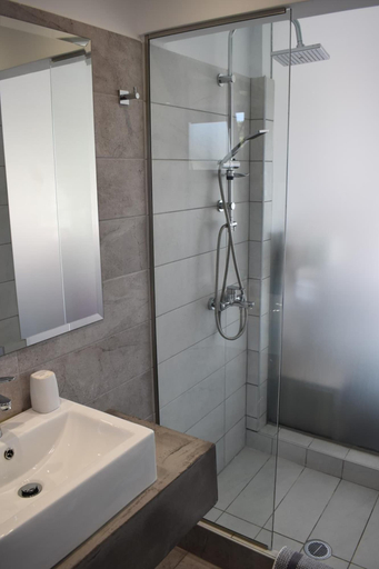 Bathroom 5, Lefkorama, South Aegean