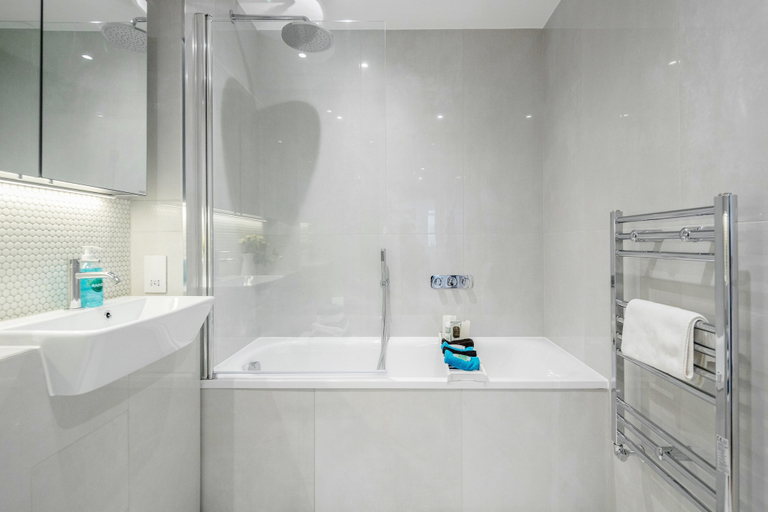 Bathroom 3, Watford Cassio Luxury - Modernview Serviced Accommodation, Hertfordshire
