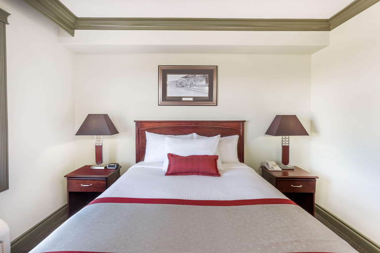 Bedroom 3, Ramada by Wyndham Hinton, Division No. 14