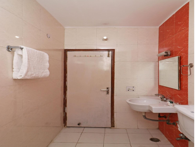 Bathroom 4, Hotel Akash Palace, Gautam Buddha Nagar