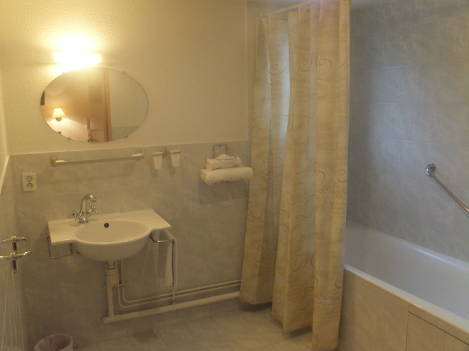 Bathroom 4, Hôtel Le Village, Essonne
