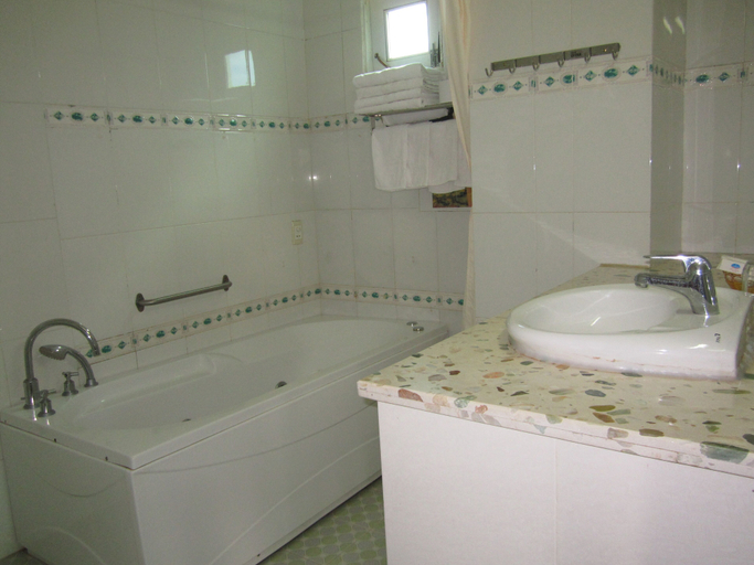 Bathroom 4, Tuan Vu Hotel, Buon Ma Thuot