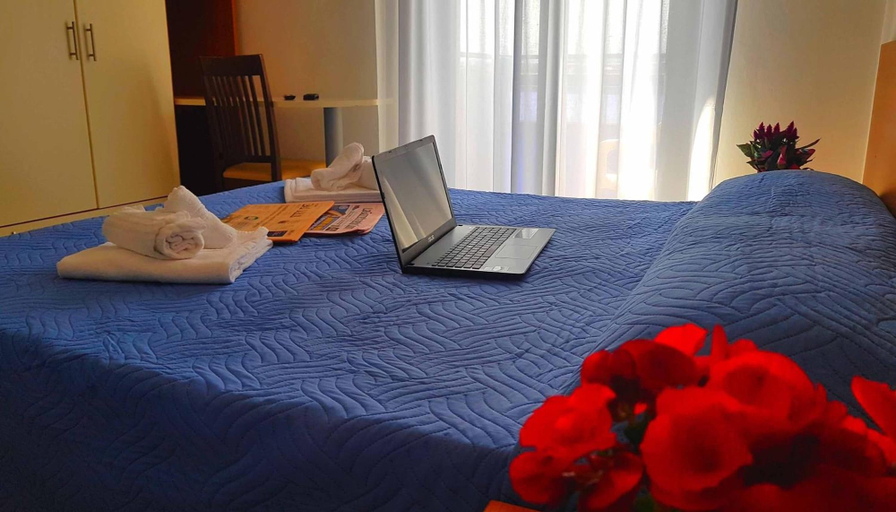 Bedroom 3, Hotel Paloma, Rimini