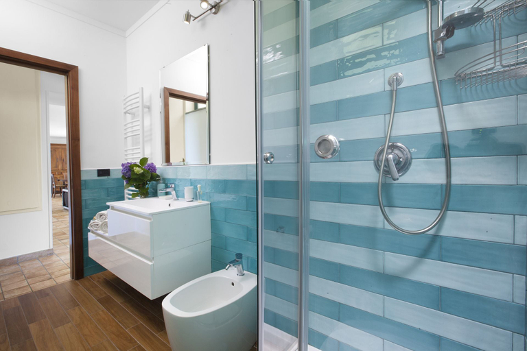 Bathroom 4, Villa Dei Galli, Napoli