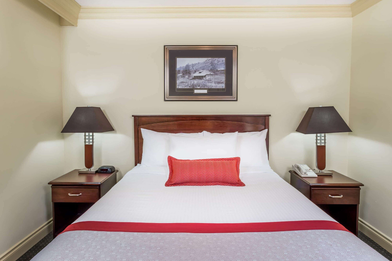 Bedroom 3, Ramada by Wyndham Hinton, Division No. 14