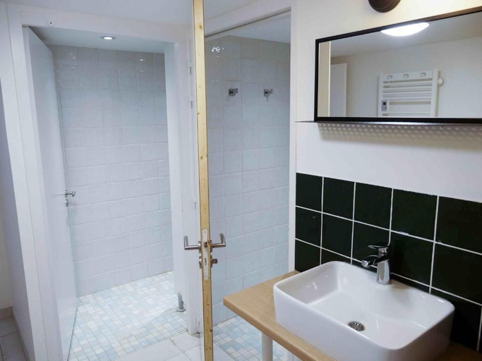 Bathroom 5, Surf Camp XXIX, Finistère