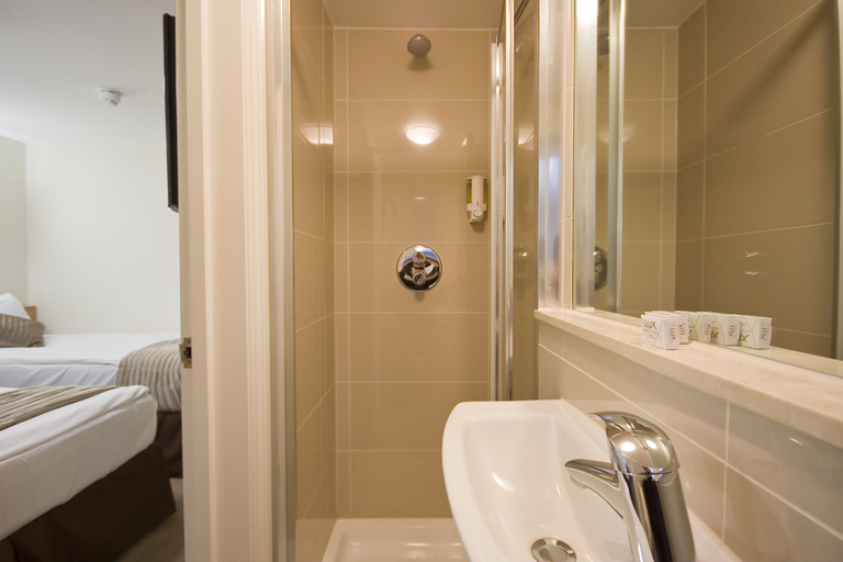 Bathroom 5, Queens Hotel, London