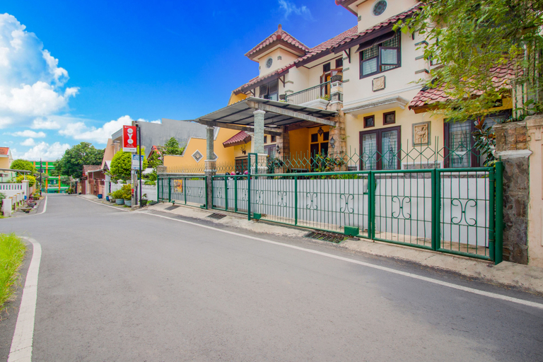 Exterior & Views 1, OYO 3217 The Ts Homestay, Malang