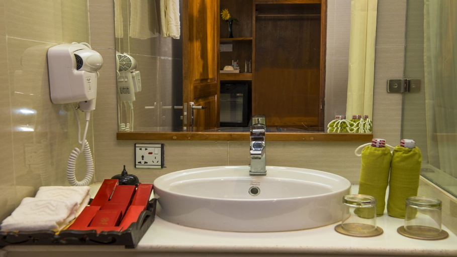 Bathroom 3, Amazing Inlay Resort, Taunggye