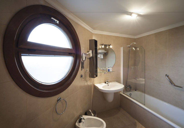 Bathroom 4, Hotel La Polar, Asturias
